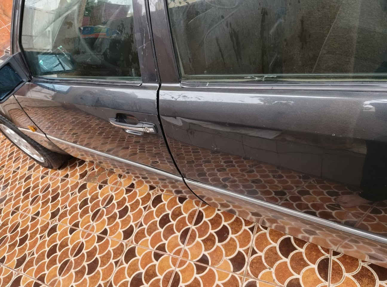 السلام وعليكم مارسدس دب موديل ٩٢ رقم بغداد باسمي
مكان ديالى بعقوبة محرك وكير بطه 3000
كلشي شغال بدون ضربه 
***********
