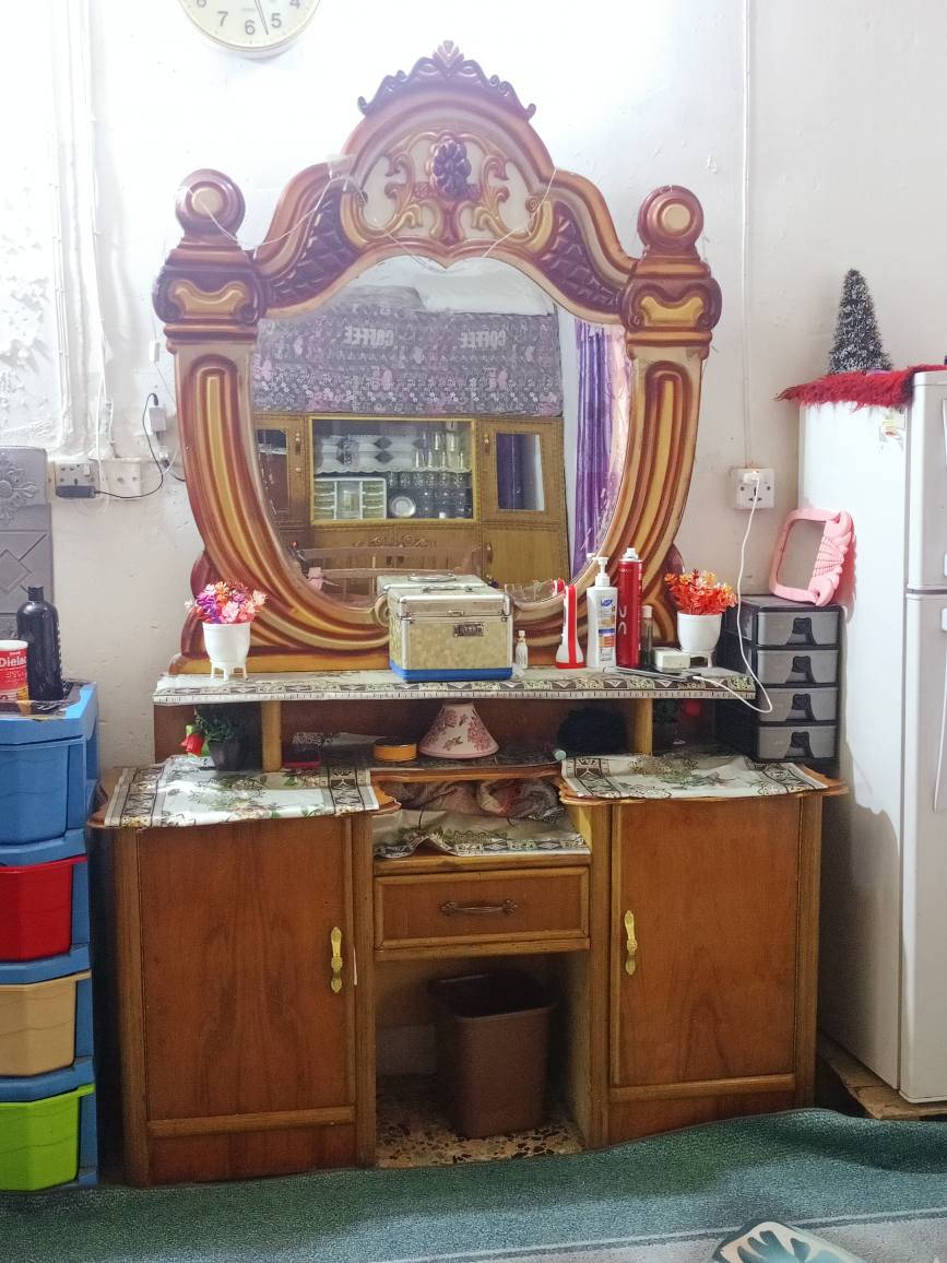 سلام عليكم غرفه نوم لبيع جديد
وبعد وياهه زاويه ممصوره مظمومه بعده جديد 
السعر خاص ***********
