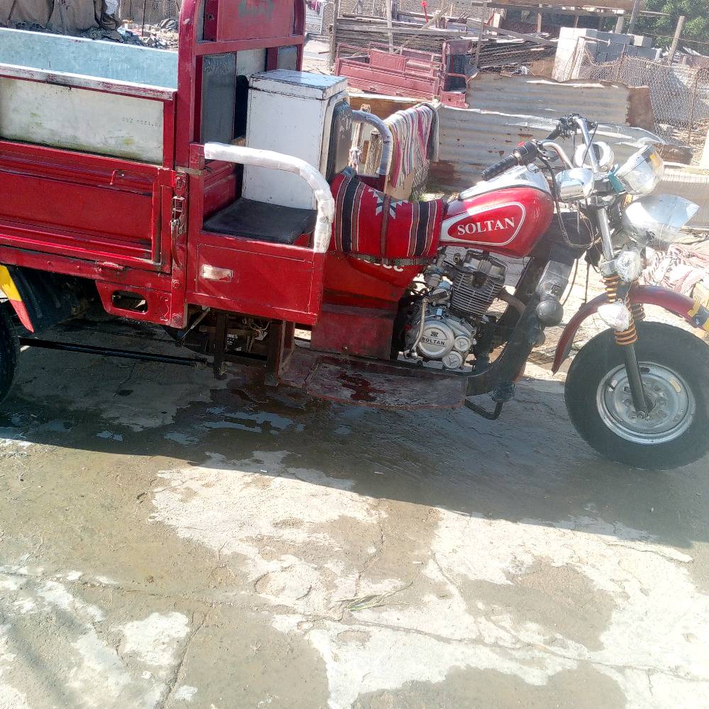 للبيع تكتك من نوع SOLTAN، لون أحمر بحالة جيدة. مثالي لنقل البضائع أو الاستخدام الشخصي. الماكينة تعمل بشكل ممتاز والهيكل قوي ومتين.