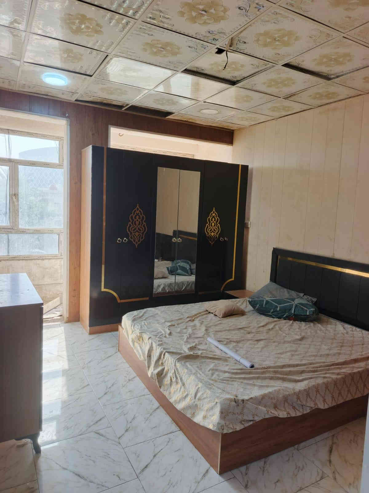 للبيع شقه سرقفليه البنوك حي سومر شارع المدارس بناء نظيف مساحة ٧٥م طابق ثاني بيه ٢نوم وصاله وخدمات السعر ١٤ والايجار ٢٠٠ للاستفسار ***********
