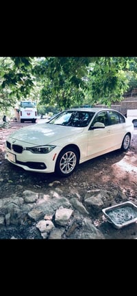 BMW 320i وارد امريكي  حادثها باب ٣ قطع صبغ يعني .. لابجم ولاجنطة  مودي...