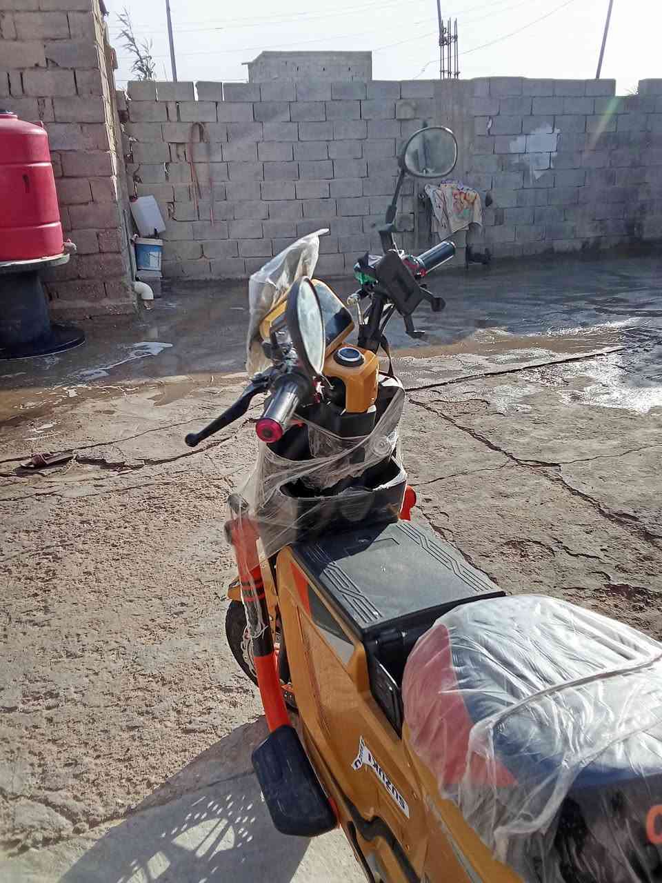 السلام عليكم ورحمة الله وبركاته
دراجه اكس تسعميه دراجه جديده استخدام شهرين 
مواصفات 
1خمسه بطاريات 32 امبير 12فولت 
2ملف الفين 
3بصمه وسويج 
4كشن خلفي ومامي طبي 
5دروعه صفح حماية 
6لايت زنون بل درع كذالك وعالي ناصي 
7بريكات دهن هدروليكع
8,مسافه تمشيك 80كيلو 
9بعد بيه مواصفات خير من الله 
سعره 450وبيه مجال قليل 
***********
جزيره شط العرب
