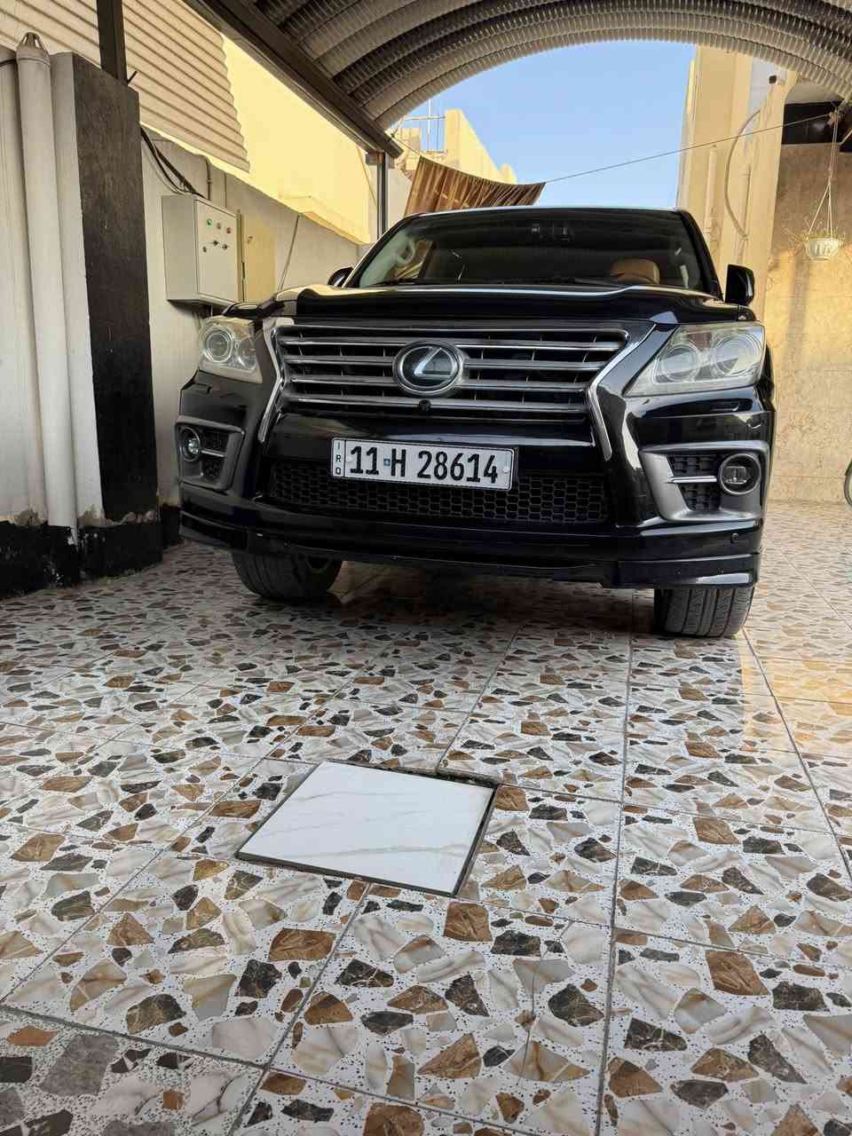 لكزز 2014 بريم
رقم بغداد 
ماشيه 125 
سياره جديده كلش 
بيها باب الصدر والي وراهه بيهه شخط ومرشوش الشخط 
مكان حله رقم *********** واتساب
