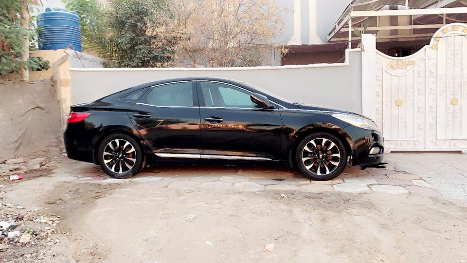 ازيرا 2012 للبيع خليجي 6سلندر نص فول بيها باب السايق مبدل وبيها شبر بالبنيد قطره صبغ مابيهه اثر خدوش بس  الي يحب تفاصيل اكثر يتصل وبي خير ويدلل للشراي فقط ***********
