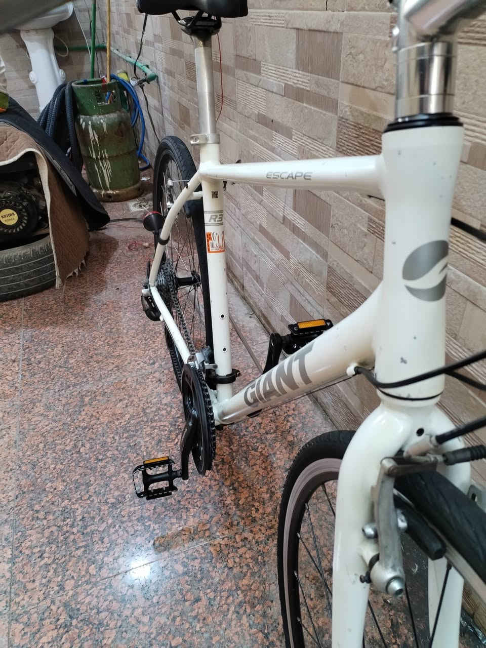 السلام عليكم اخوان توفرت دراجة هجين ماركة جاينت سكيب  c700 - 28 دراجة نضيفة جدا احلى من الصورة مال حاوية ما مستخدمة داخل العراق لون ابيض حجم الفريم M  المنيوم بالكامل. سستم الدراجة شيمانو ألتوس الرنكات نظام الكمبريونة دراجة خفيفة وسريعة ومريحة بالمشي تخبل كلة ابلادية ما مبدل بية برغي يشهد الله السعر 200 مكاني البصرة القبلة حي الرشيد. توصيل موجود كافة المحافظات وتدللون.


**إذا كنت صاحب هذا الإعلان وتريد حذفه لأي سبب، رجاءا أرسل رسالة إلى الدعم الفني**