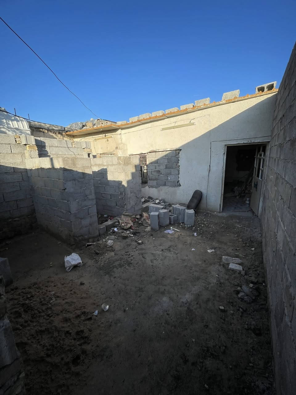 سلام عليكم بيت  بلحسينيه مال الراشديه  تجاوز عل شارع العام بل سايدي مال كهوت المتقاعدين كبال المدرسه الحوه  100 متر غرفه 6 في 5 كامله مسكفه ومخمره  بس المطبغ والستقبال والصحيات بعدهن ماكاملات المواد موجود كله  بلوك وسمنت وباب الحوش وبابين خشب اواحد للغرفه واحد للستقبال وباب حديد للستقبال وباب حديد للممر وبابين المنيوم واحد للحمال وللتواليت  وباب حديد للترك وبي ابي وبي كيبل وطنيه واكو وره البيت مساحه كد غرفتين مسيجه ودافنه  السعر 10 وبي مجال ***********
