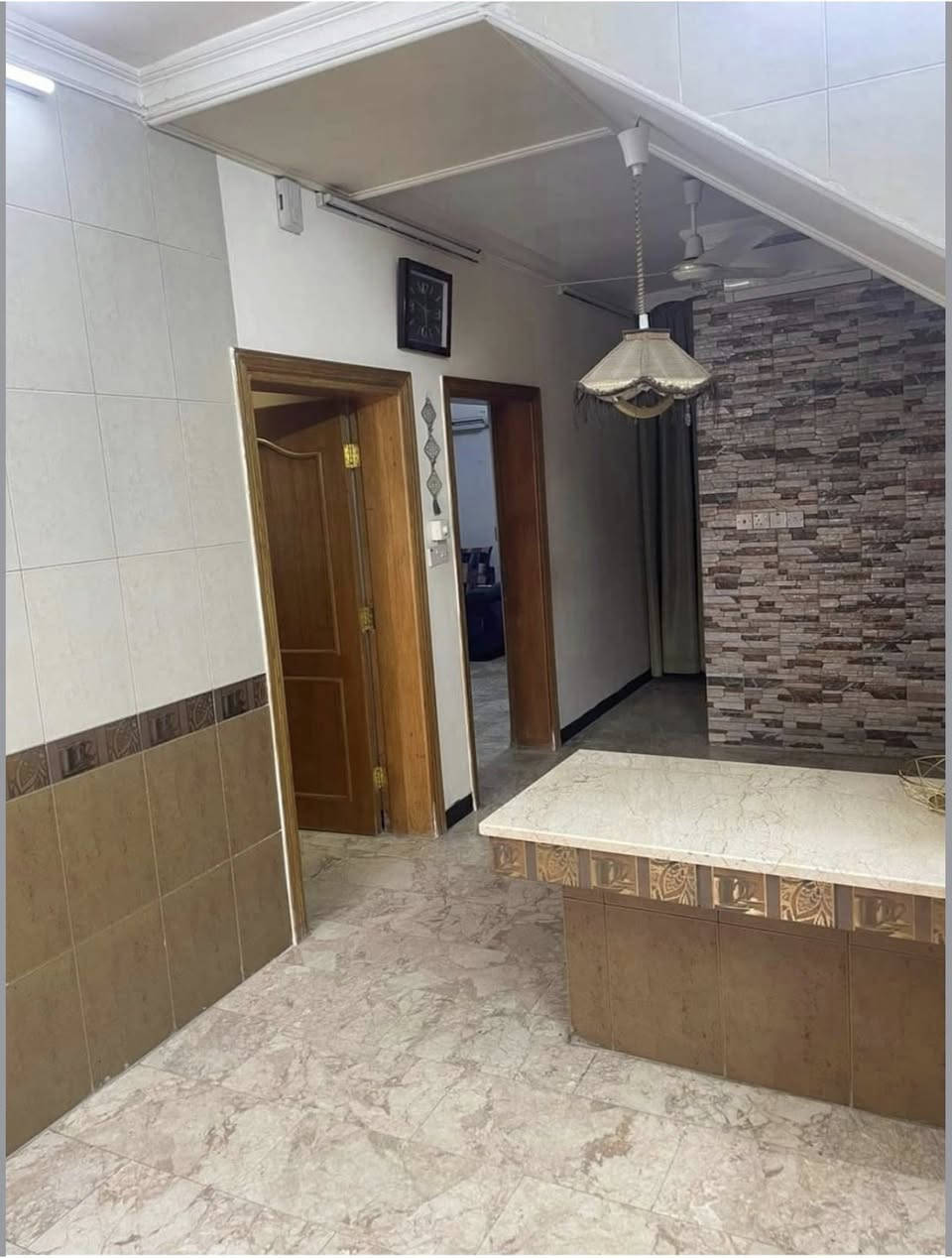 دار للايجار في منطقة المنصور حي العربي قريب عالشارع العام شبه مؤثث بي سبالت انفيرتر وسخان وماطور ومطبخ وثلاجه وتخم عدد اثنين ويتكون من طابقين الطابق الاول كراج وباب للصاله وباب للمطبخ وغرفه وصحيات والطابق الثاني غرفتين نوم وصحيات المساحة 120 م السعر عالخاص


**إذا كنت صاحب هذا الإعلان وتريد حذفه لأي سبب، رجاءا أرسل رسالة إلى الدعم الفني**