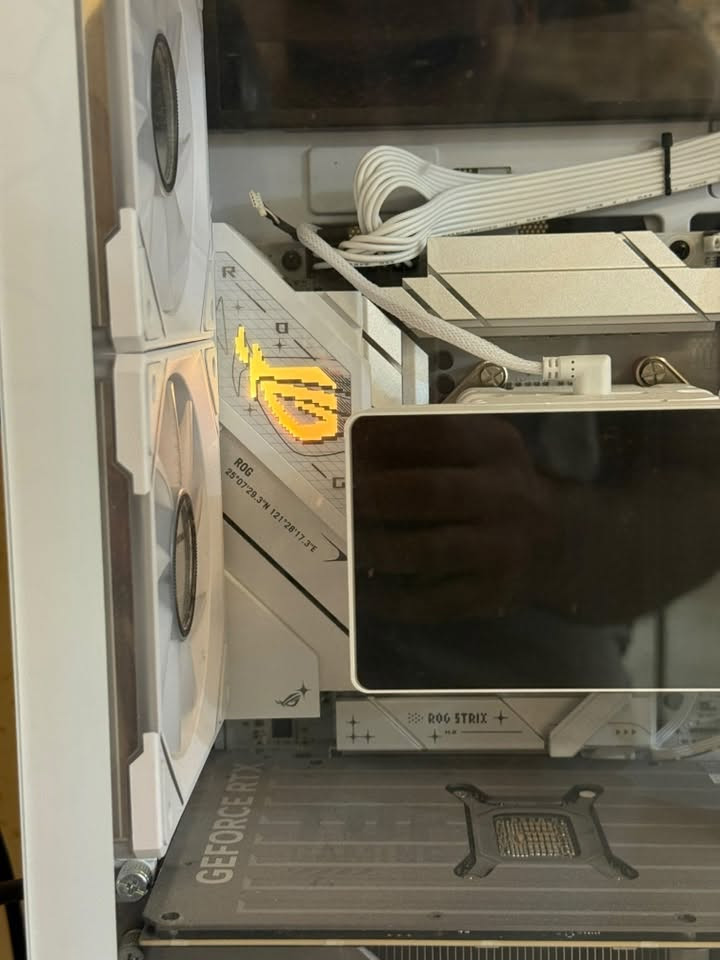 🔥 جهاز Gaming احترافي بمواصفات قوية جداً وتصميم RGB فاخر، جاهز يشغل أحدث الألعاب على أعلى إعدادات بدون أي مشاكل – فرصة ما تتكرر 🔥

🖥️ المواصفات:
- المعالج: Ryzen 5 7600X  
- كرت الشاشة: ASUS RTX 5070 12GB TUF Gaming OC  
- المذربورد: ASUS ROG B850-A WiFi  
- الرام: Corsair Vengeance 32GB (2x16GB) 6000MHz CL30 RGB White  
- الخزن: Kingston NV3 M.2 NVMe 1TB  
- الكيس: Lian Li O11 Vision Compact White  
- الباور سبلاي: Thermalright 850W Gold PCIe 5 White  
- التبريد: Thermalright Wonder Vision 360 RGB LCD  
- المراوح: 10 مراوح RGB White  
- إضافة: شاشة داخل الكيس لعرض الإحصائيات أو صور مخصصة 
((ما ابيع قطع ابيع تجميعة كاملة))
بسعر مليونين و750 ومجال بسيط جداً

📍 الموقع: البصرة – الجنينة  
📞 رقم الهاتف: ***********
