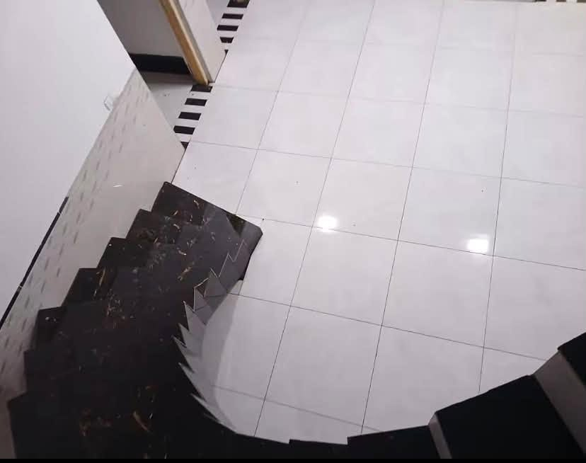 ‏سلام عليكم يوجد خلف السراميك جدران أرضية
***********
