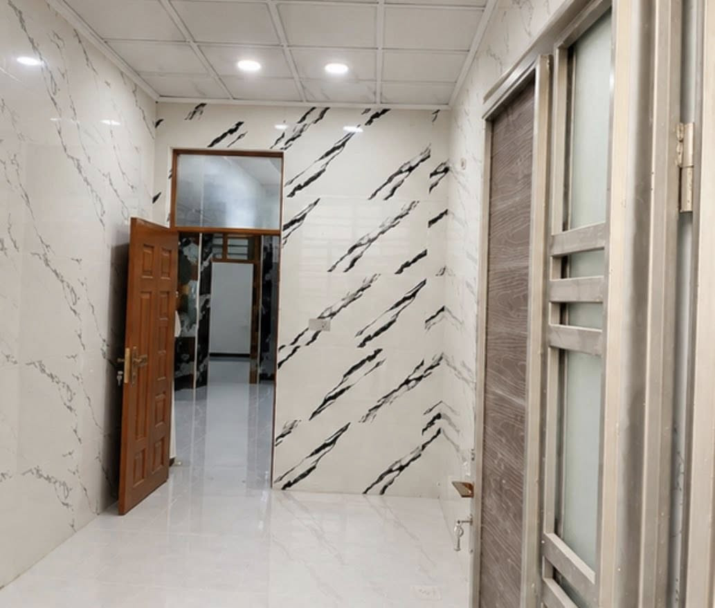 حي المكرمة – قريب جداً من شارع كربلاء
📐 المساحة: 140 متر

🏡 دار سكني حديث البناء مرتب وجاهز للسكن

⸻

✨ المواصفات:
✔ استقبال مريح
✔ مطبخ
✔ صالة
✔ غرفة كبيرة
✔ صحيات

⬆ الطابق الثاني:
✔ غرفتين
✔ صحيات

⸻

💯 موقع ممتاز وقريب من الخدمات

📞  والاستفسار (اتصال):
***********

💬 واتساب:
***********
