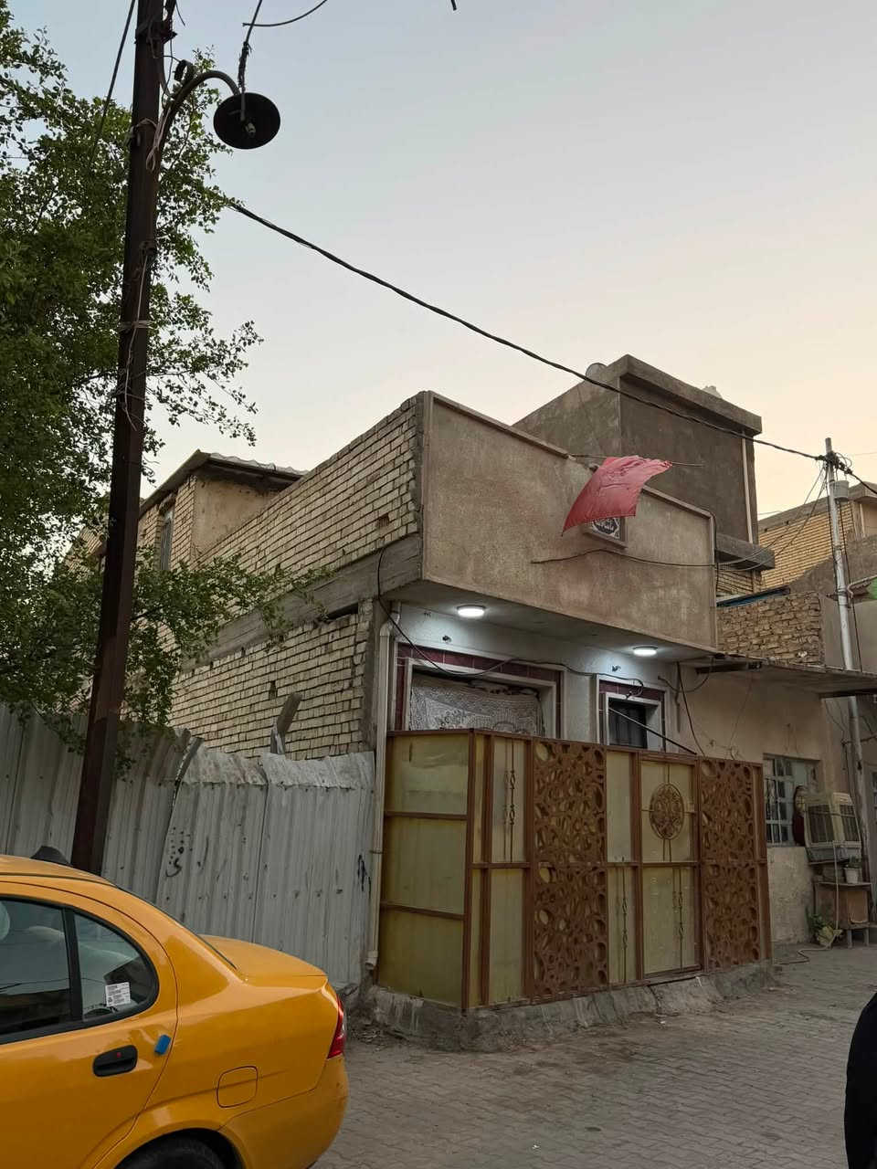 السلام عليكم  بيت الايجار  مساحه  ٦٠ متر  يتكون من طرمه صغيره ٢×٦طابق اول  استقبال كبيره ممر  هول + مطبخ وحمام  وغرفه نوم  طايق الثاني غرفه ومساحه درج وسطح صغير بيه تانكي  ١٠٠ لتر  البيت بي واير سحب بس تدفع اشترك  وطني ومولده وبيت تانكي نت بس تدفع اشترك  البيت كامل مابي اي نقص  المكان الوشاش شارع العام مقابل فلاح الجيلاوي  

البيت موقعه مميز شارع عرضه ٢٠ متر تبليط مقرنص  موقع مميز


**إذا كنت صاحب هذا الإعلان وتريد حذفه لأي سبب، رجاءا أرسل رسالة إلى الدعم الفني**