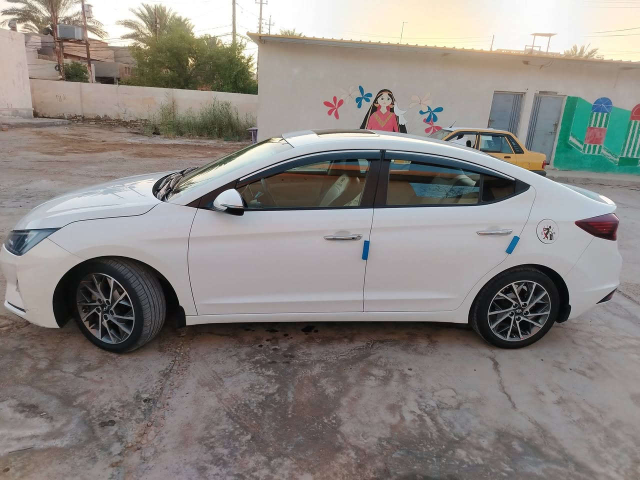 السلام عليكم  
الانترا2020 خليجي ((السعر)) 160 بيها مجال 
رقم بغداد نكليزي بسمي هزه وسنويه جديده لحد 2032
السياره بيها بارد ثنين كلش زغار وبيها حار بل دوسه مال جهه الصدر  تخم تاير جديد +دوشمه جلد كير AT كير محرك كفاله عامه صدر امامي خلفي كامل 
فول مواصفات واحد ع واحد 
مواصفات 
محرك 2000
بصمه تشغيل 
بصمه ابواب 
فتحه سلايت 
شاشه كامره

  اتصال على الرقم ***********
*********** مكان السياره بغداد محموديه

