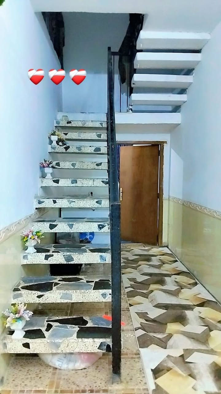 بسم الله توكلنا على الله
دارين للبيع حي النداء 
الاول مساحه 200متر طابو صرف بناء طابوك عكاده طابق واحد 
يحتوي البيت على استقبال ومطبخ وصاله وغرفتين وصحيات ومناور وساحه العنوان حي النداء بل مربع الاول بظهره شارع30 تجاري 
الثاني مساحه 100متر طابقين طابو صرف بناء حديث طابوك عكاده العنوان محافظة ميسان حي النداء بل مربع الاول بظهره شارع30 تجاري الاستفسار اتصال او واتساب 
***********
***********
