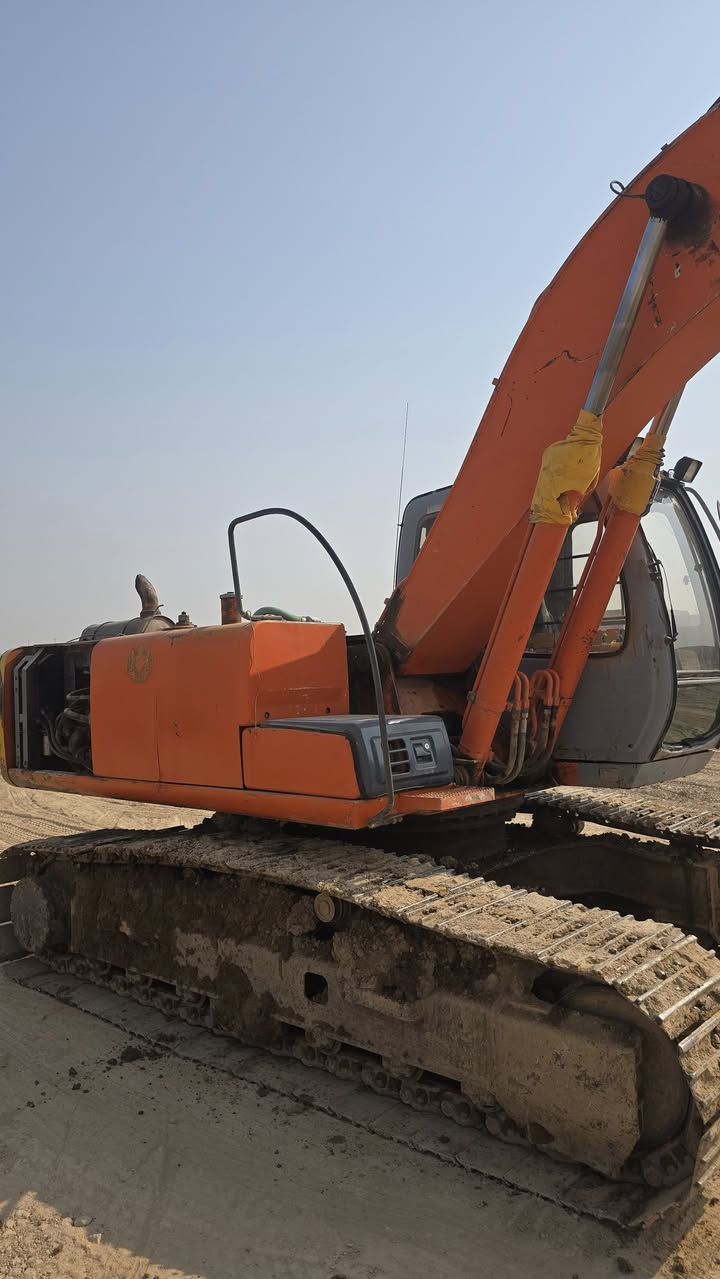 للبيع حفارات هيتاشي فايف موديل ٩٨+ داش ثري موديل ٩٣  هاتف ***********
