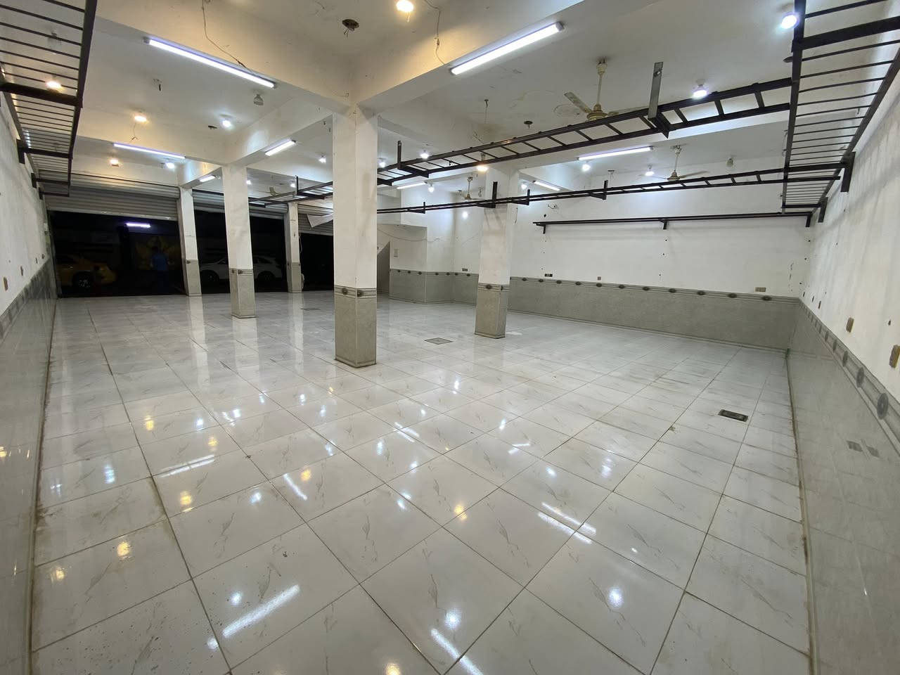 السلام عليكم يوجد مجمع للايجار مساحته 230 متر واجهيته 12 متر ونزال 20 متر 3كبنكات كبار يوجد بي صحيات ماء حار بارد مكان مميز وتجاري بسوك بشارع الامسية كهرباء ثري فيز خط مولد شغل درجه اولى الاستفسار ***********
