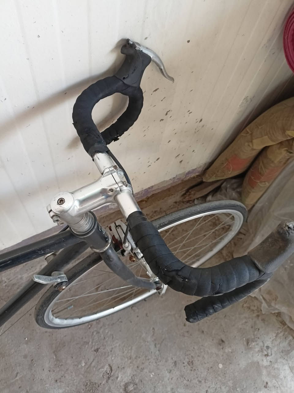 Ali Hhy الشركة المصنعة: Valden (فالدين)
الموديل: Valden X * نوع الدراجة: دراجة طريق كلاسيكية (Classic Road Bike / Vintage Style)
حجم 28 وزنه اقل ال٨ كيلو 
السستم شيمانو 
النقال الأمامي ٢
الخلفي 8
الفريم 52 
الوياله طبقتين المنيوم مختمه 
السعر 175الف
مكاني بغداد قرب جامع النداء


**إذا كنت صاحب هذا الإعلان وتريد حذفه لأي سبب، رجاءا أرسل رسالة إلى الدعم الفني**