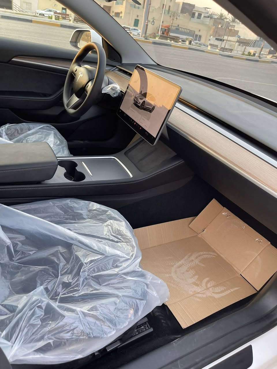 🚗 للبيع: سيارة تيسلا موديل 3  – سنة الصنع 2023
Standard
One motor 
Offline

🔹 الحالة: مستعملة – نظيفة جداً (بحالة الوكالة تقريباً)
حادث السيارة موضح بالصور فقط بنيد
وشبر من الجاملغ الامامي اليمين وتبدلت كلها مع الدعامية نفس اللون وكالة
يعني السيارة بدون اي صبغ
🔹 ماشیة : فقط 19 ميل
🔹 اللون الخارجي: أبيض لؤلؤي
🔹 اللون الداخلي: أسود فاخر (مقاعد جلد)
🔹 نوع الوقود: كهربائي بالكامل
🔹 الاستخدام: لم تُستخدم داخل العراق – مستوردة حديثاً 
🛠️ مميزات إضافية:
✅ نظام قيادة ذاتية (Autopilot)
✅ شاشة لمس مركزية كبيرة
✅ نظام ملاحة GPS
✅ كاميرات 360 درجة + حساسات8
✅ تكييف هواء أوتوماتيكي
✅ دخول ذكي وتشغيل بدون مفتاح
✅  تدفئة مقاعد
✅ نظام صوتي ممتاز
✅ تسارع سريع جداً وأداء ديناميكي عالي
💰 السعر المطلوب: 158 ورقة
بيهة مجال بسيط 
📞 للتواصل والاستفسار
*********** واتس اب
السيارة مرقم بغداد كامل بأسمي   
📍 الموقع: بغداد الوزيرية
