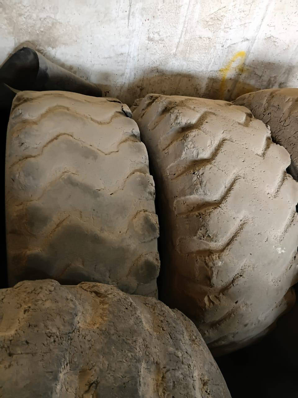 السلام عليكم البيع تايرات الحجم 20 5 25  و 23 5 25  و.
17 5 25 الجديد ول مستعمل نضيف الستفسار عله الرقم ***********  🌎  ***********
