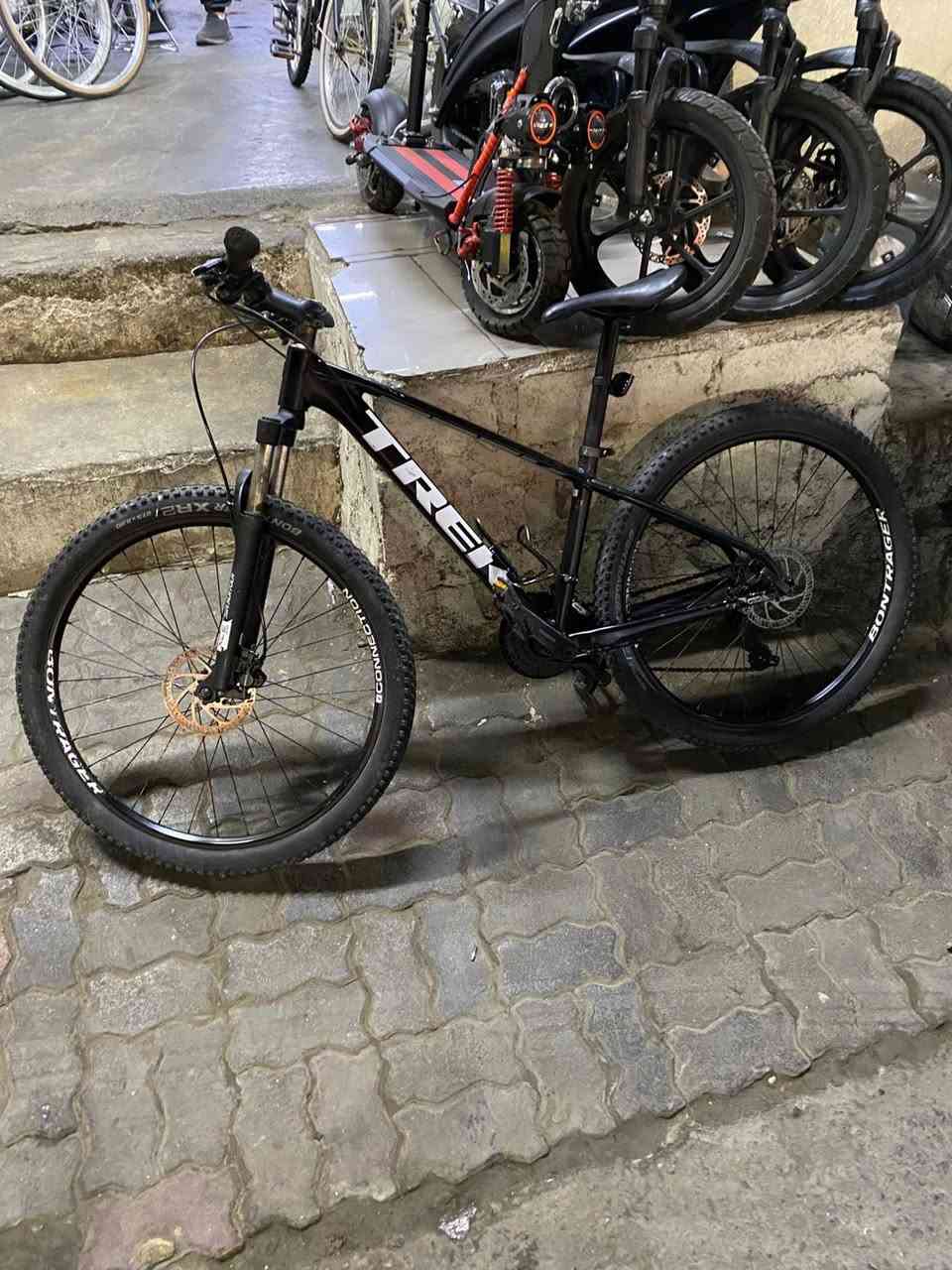 TREK
27.5

 بريكات هايدروليك 
سيستم شيمانو بالكامل  
جاهز كلشي ما ناقصه غير مستخدم بالعراق 
350  
الدوره حي دجله 
لا يوجد توصيل 
***********
