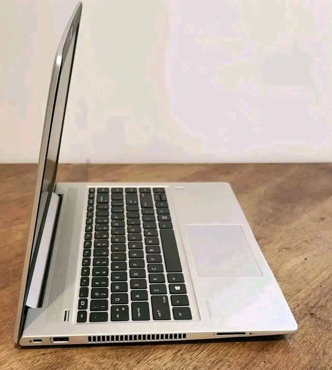 لابتوب hp probook   الجيل الثامن للبيع 
الحاسبه سوبر سلم  
المعالج core i5 الجيل الثامن
رام 8 كيكا DDR4
هارد 256 كيكا SSD
كرت الشاشه Intel Uhd 630 حجم 4 كيكا
الشاشه حجم 15.6 انج ضد التوهج دقة FHD1980x1080 
باتري ليثيوم 6 خلايا  شحن سريع 65 واط والباطرية ممتازة
كيبورد ضوئي ليزري
بصمة اصبع نضام حمايه 
كامره دقة hd
 منفذ تايب سي و رام  وhdmi وباقي المنافذ   الحاسبه كلش نضيفه وحلوه
السعر 325 الف


**إذا كنت صاحب هذا الإعلان وتريد حذفه لأي سبب، رجاءا أرسل رسالة إلى الدعم الفني**
