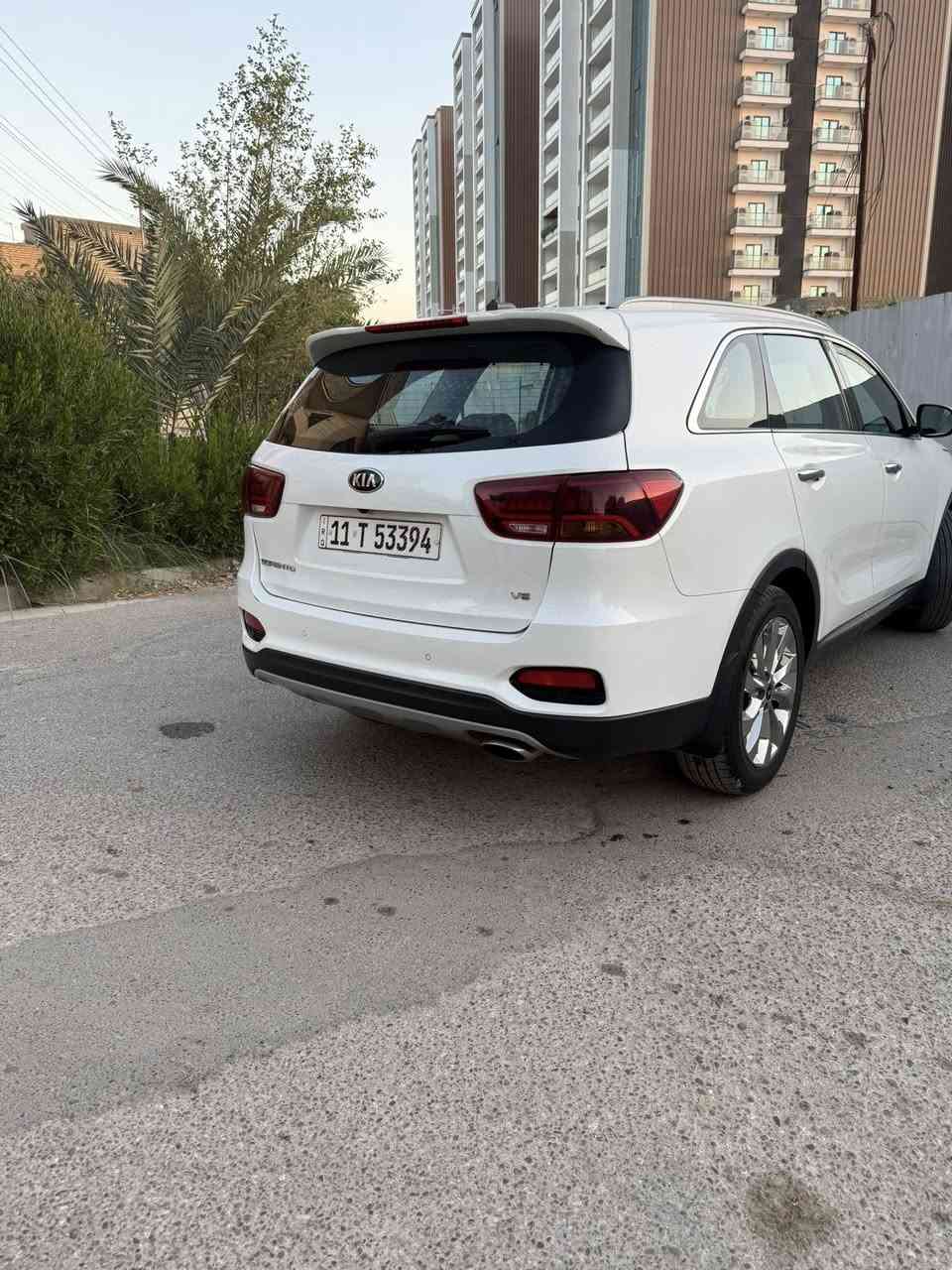 السلام عليكم 
للبيع كيا سورينتو 2018 شكل 20  خليجي سياره مكفوله ماعدا بارد بل بنيد كد اربع اصابع موصفات اسورنتو معروفه محرك 6 سلندر (3.5L) ماشيه 90ألف كم (حقيقي) مكفولة كفالة عامة من الحادث والصبغ وجاهزة من كل شي وما تصرف عليها الف دينار  تايرات وبطارية جديدة. 
المواصفات:
- فول تحكم ستيرن 
- كراسي الأمامية كهرباء 
-كشنات جلد 7 مقاعد
- تدفئة / تبريد 3 قطع 
- مثبت سرعة 
- مري شفط 
- صندوق كهرباء
- شاشة ابل كاربلاي - Apple CarPlay
- نظام ترحيب 
- داخل نضيف جداً
- اوتو هولد
- ٤ وضعيات قيادة 
-ردار امامي وخلفي وجوانب 
- حساسات امامي خلفي
مكان سياره. بغدادالكرخ
وبعد بيها هواي مواصفات ما مذكورة. 
لاستفسار تصال على الرقم 
 ***********
