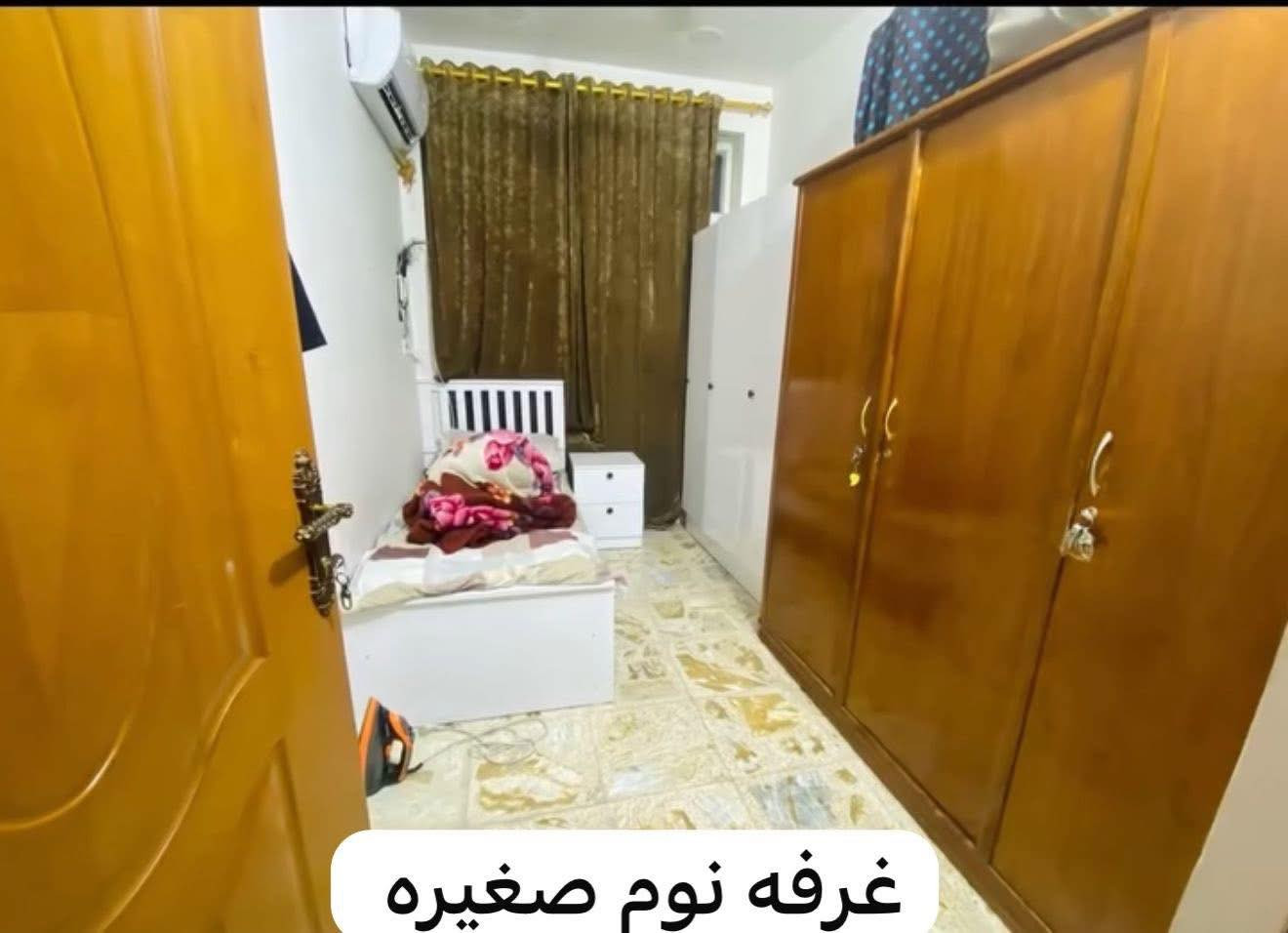 ⸻

🏠 بيت للبيع – موقع مميز شارع المغرب

📍 الموقع: شارع المغرب
داخل فرع مستشفى المؤيد الأهلي
محلة 304 – داخل قيصرية مقرنص

📐 المساحة: 70 متر
🔹 الواجهة: 7.25 متر

🏗 مواصفات البيت:
 • بيت بمدخلين
 • يتكون من ثلاثة طوابق + سطح
 • بناء حديث نهاية 2021

🔸 تفاصيل الطوابق:

▪️ الطابق الأرضي:
 • مطبخ
 • استقبال
 • صالة صغيرة
 • صحيات داخلية وخارجية
 • ترك داخلي

▪️ الطابق الثاني:
 • غرفتي نوم كبار
 • غرفة نوم صغيرة
 • صحيات
 • بلكونة

▪️ الطابق الثالث:
 • غرفتي نوم كبار
 • غرفة نوم صغيرة
 • صحيات
 • بلكونة

▪️ الطابق الأخير:
 • غرفة كبيرة سويت
 • سطح

📞 للتواصل:
***********
