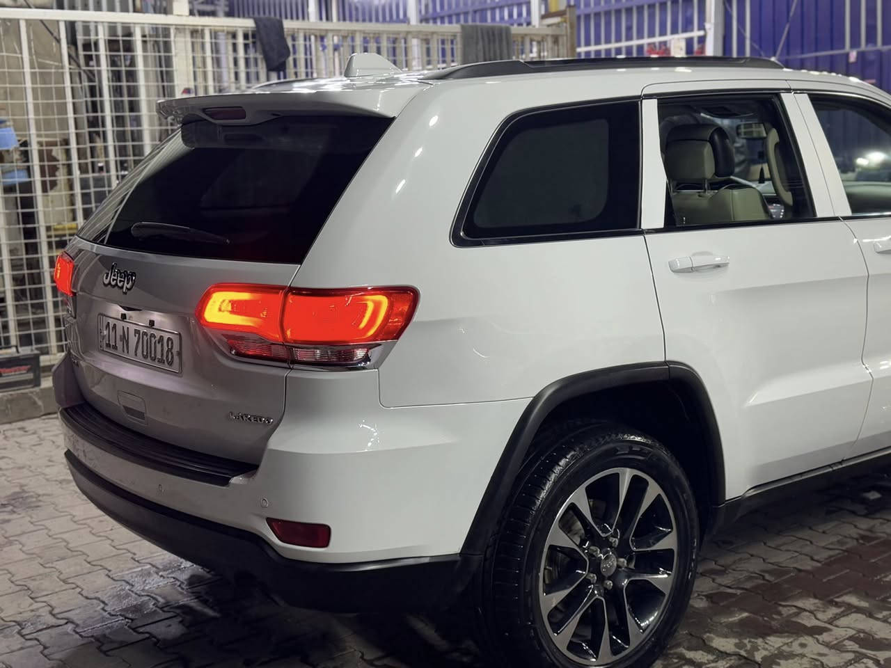 السلام عليكم 
جيب وكالة هارلم خليجي 
موديل 2018 مواصفات لاريدو
بصمة تشغيل
فتحة سقف
تشغيل عن بعد
كشنات جلد وكهرباء
شاشة وكامرة
حساس امامي خلفي
توقف ذاتي
لايتات زنون
زراك لايت
بردة خلفية
شفتات ستيرن
اوتو ستوب
نظام صوت الباين 
دمام خلفي 
السيارة مكفولة كير محرك صدر تايرات بدون اي نقص
مكفولة من الصبغ والحادث والتبديل
 
فقط بارد شبر بالجاملغ الخلفي ممبين
السعر 278 مجال بسيط
***********
