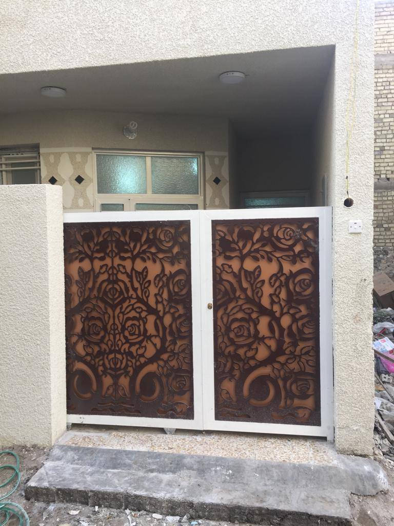 دار سكنية للبيع في موقع مميز جداً ..
طابو صرف..في بغداد / الاعظمية في الشارع المحاذي لطريق جامع النداء باتجاه ساحة عنتر .. قرب مدرسة المهج .. بناء حديث درجة أولى غير مشغول مساحته ٥٢,٢٥ متر مربع ( الواجهة ٥,٥٠ والنزال ٩,٥٠ ). مكون من ثلاث طوابق ، يحتوي الارضي على صالة ومطبخ بمدخل منفصل لكل منهما وحمام شرقي وغربي مع التاسيسات الصحية الكاملة للغسالة ومنظومة تحلية الماء بالاضافة الى الدرج والمنور.. 
والطابق الاول يحتوي على غرفة نوم وحمام غربي ومخزن وبالكون ، ويحتوي الثالث على غرفة نوم ومخزن وبالكون وسطح اول وسلم حديدي للسطح الثاني.
***********
