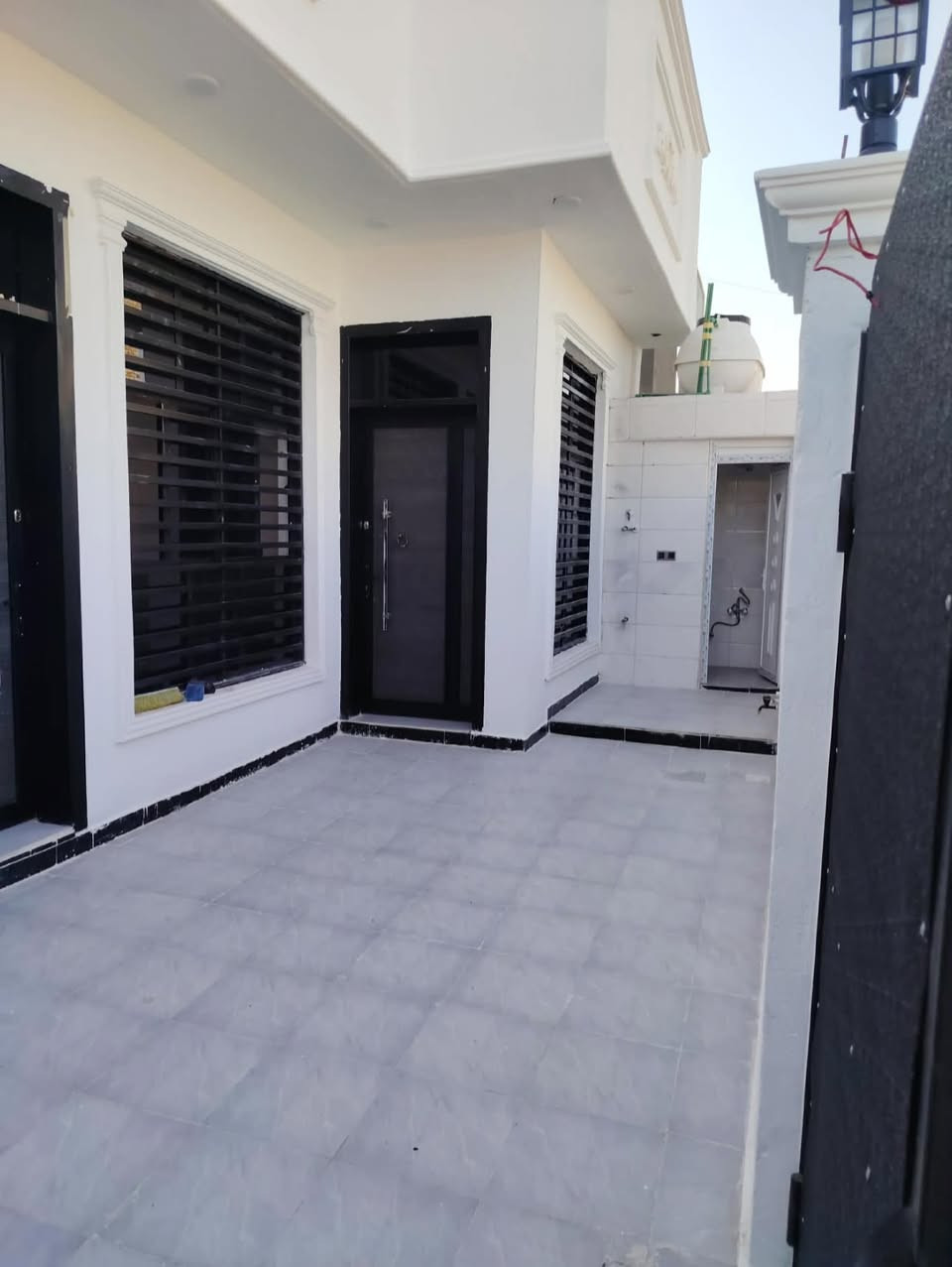 بيت للبيع 
 
مساحة ١٥٠ متر 

يحتوي على 

الطابق الاول  (استقبال ٦*٤-مطبخ ٥*٣-صاله ٧,٥*٤ -مجمع صحيات ٣*٣-منور متر ونص *٤ )

الطابق الثاني (غرفتين +صاله +مجمع صحيات ) 

البيت بنائه حديث ٢٠٢٦  

العنوان (حي عدنان قرب الحسينية )

السعر (١٦٥ وبي مجال ) 

للاتصال والاستفسار 
***********
