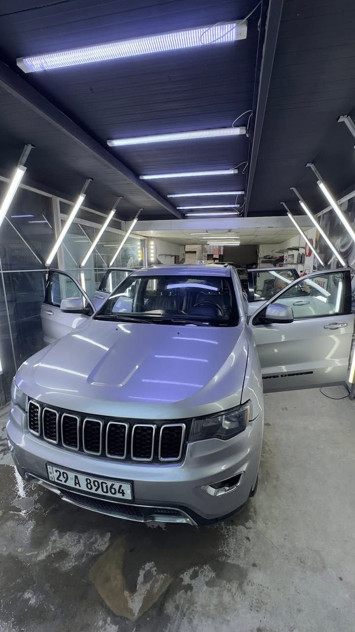 jeep grand cherokee
موديل 2018 
فئه Black top 
تو ويل 
بصمه 
شاشه جبيره 
تدفئه الكشنات و الاستيرن 
مثبت سرعه 
توقف ذاتي خلفي 
صندوق كهربائي 
ماشيه 92 الف 
صور الحادث موجوده بالمنشور 
السياره جاهزه من كلشي 
السعر 240
***********
