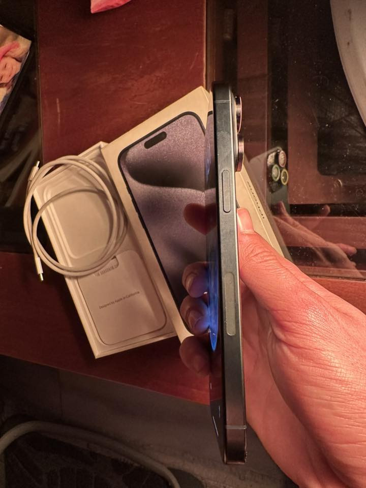 15 برو ماكس تيتانيوم بطاريه 84 والذاكره 256 الجهاز مامفتوح ولا مبدل بي اي شي عل وضع الشركه واضحه نضافته بصور سعره 950 قفل مكاني الكاضميه ***********
