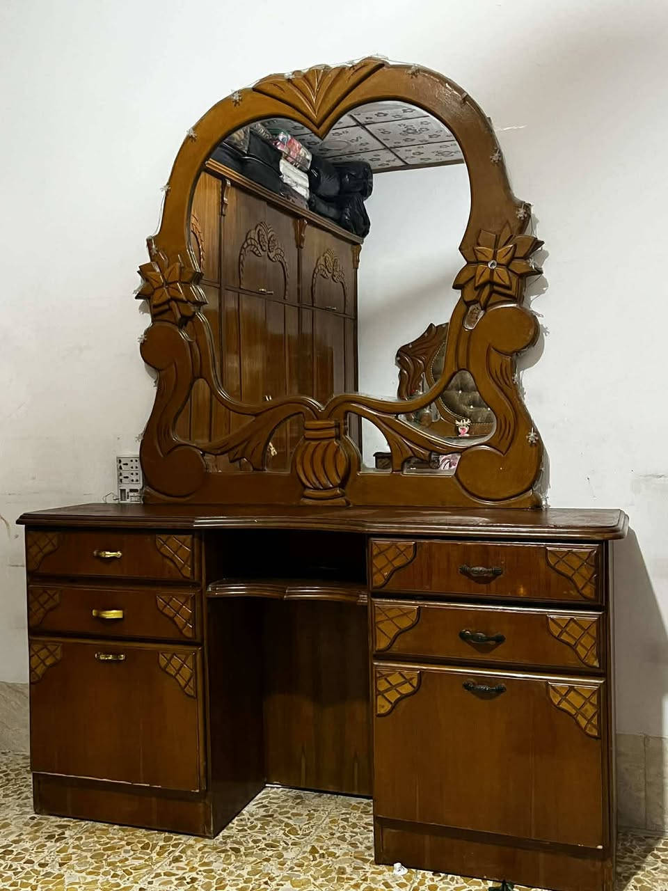 السلام وعليكم اغراض منزل للبيع مستعملين شي قليل
1/ غرفه نوم خشب صاج عراقي ثقيل سعرها 750 وبيها مجال شي قليل 
2/كاونتر مع طباخ حيل نضيف سعرو 300وبي مجال
3/طخم ديوان مع الطبلات والفرشات كامل 250 وبي مجال 
4/ وتخت اطفال 20 وبي مجال الاستفسار على الهاتف ***********
