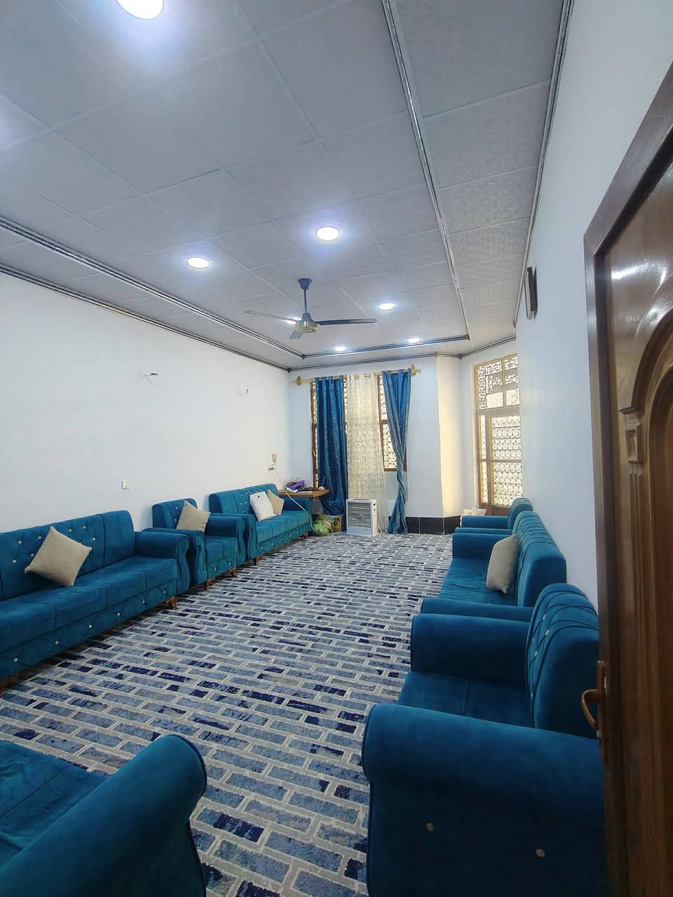 #دار_للبيع   طابو زراعي رسمي سند ٢٥  #حي_فدعم 
بداية الحي  خلف بيت فدعم الكبير مباشرة.  خدمات كاملة 
بيت بناء جديد وحديث  . سيراميك من باب الحوش للسطح 
سقوف .  مساحة ٢٠٠ متر .  يحتوي على غرفتين نوم مع صاله كبيرة مع استقبال مع مطبخ مع صحيات مع كراج سيارة مع حديقه.   
كذالك  هيكل طابق ثاني واصل للسكف.   
معرض للبيع بسعر مناسب   ٦٩ مليون فقط   سعرة جدا مناسب 
للإستفسار أكثر   ***********
