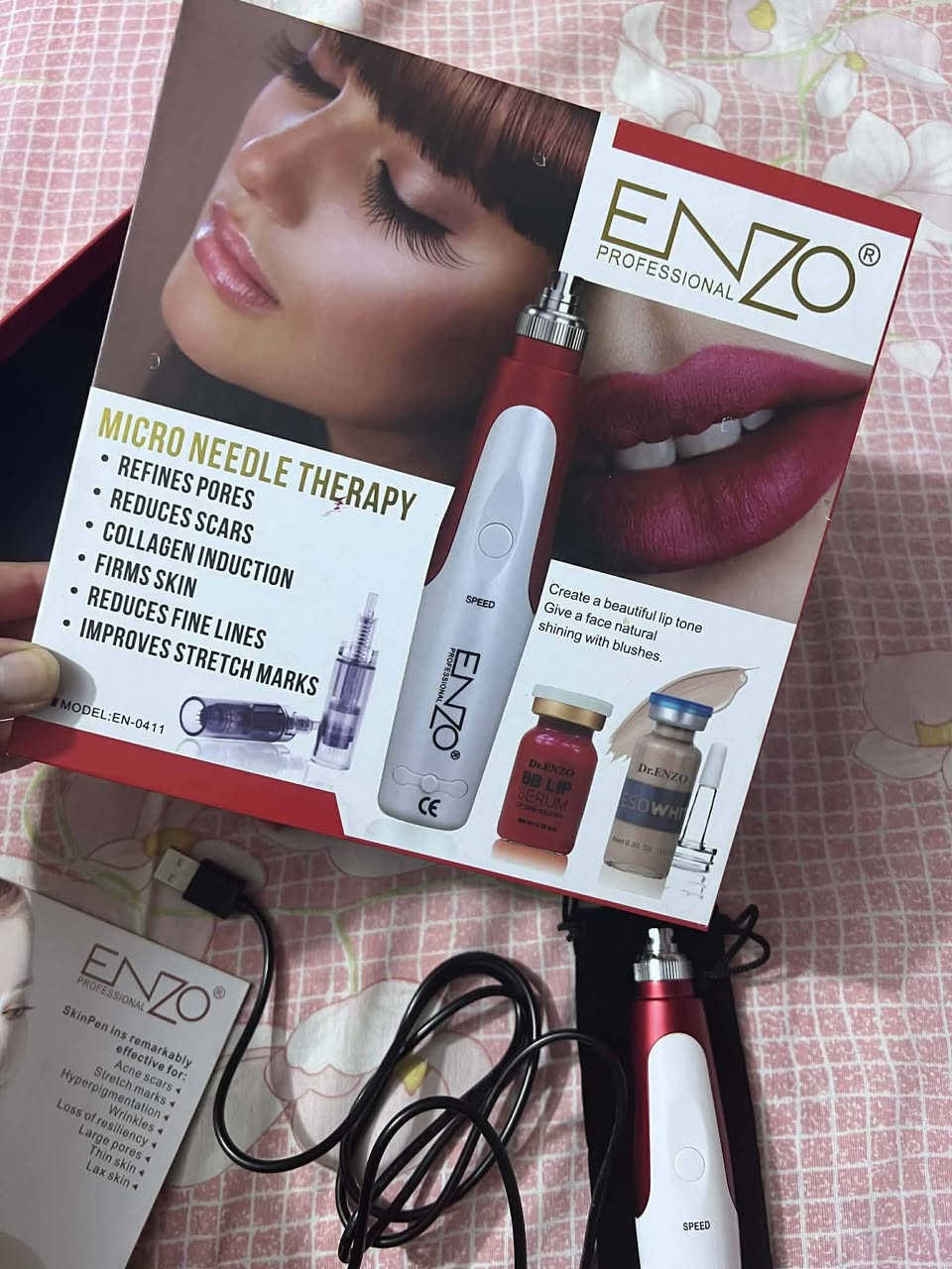 الديرما بن (Dermapen) هو جهاز تجميلي حديث يشبه القلم، يحتوي على إبر دقيقة معقمة تعمل على وخز الجلد (Microneedling) لتحفيز إنتاج الكولاجين والإيلاستين الطبيعي. يُستخدم لعلاج ندبات حب الشباب، التجاعيد، المسام الواسعة، علامات التمدد، وتجديد نضارة البشرة بشكل غير جراحي، آمن، ونتائج فعالة علاج ندبات حب الشباب: فعالة في تقليل آثار الحفر والندبات الناتجة عن حب الشباب.
شد الجلد وتحسين المرونة: يحفز الكولاجين لتقليل الخطوط الدقيقة والتجاعيد، وشد الترهلات.
تصغير المسام: يساعد في تصغير المسام الواسعة.
علاج التصبغات والبقع: يعمل على توحيد لون البشرة وعلاج البقع الداكنة.
علامات التمدد (Stretch Marks): فعال في علاج الخطوط البيضاء والحمراء في الجسم.
نضارة البشرة: يُستخدم لترطيب البشرة وزيادة إشراقها، خاصة عند دمجه مع الميزوثيرابي.
علاج مشاكل الشعر: يمكن استخدامه لتحفيز نمو الشعر وعلاج العلبة. جديد غير مستخدم سعره ٢٠


**إذا كنت صاحب هذا الإعلان وتريد حذفه لأي سبب، رجاءا أرسل رسالة إلى الدعم الفني**