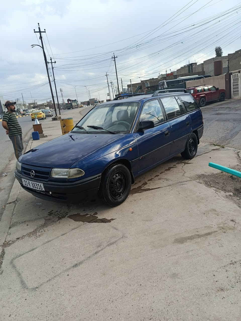 للبيع سيارة استرة استيشن موديل 92 رقم جديد سنويه جديدة كاربون بانزين كير محرك شرط تخم تاير جديد مصبوغه عام جماليه ضرر جاملغ الكدام شرط وكاله وتحويل ***********
