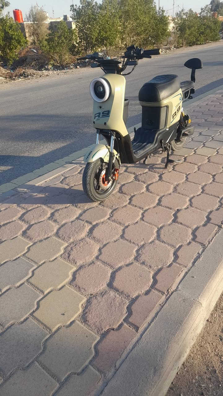 سلام عليكم دراجه شحن ار ٩ مديل ٢٥ جديده كلش ستخدم قليل جاهزه مجهزه بطاريات الحجم كبير مكانه البصره زبير رقم مبايل ***********
