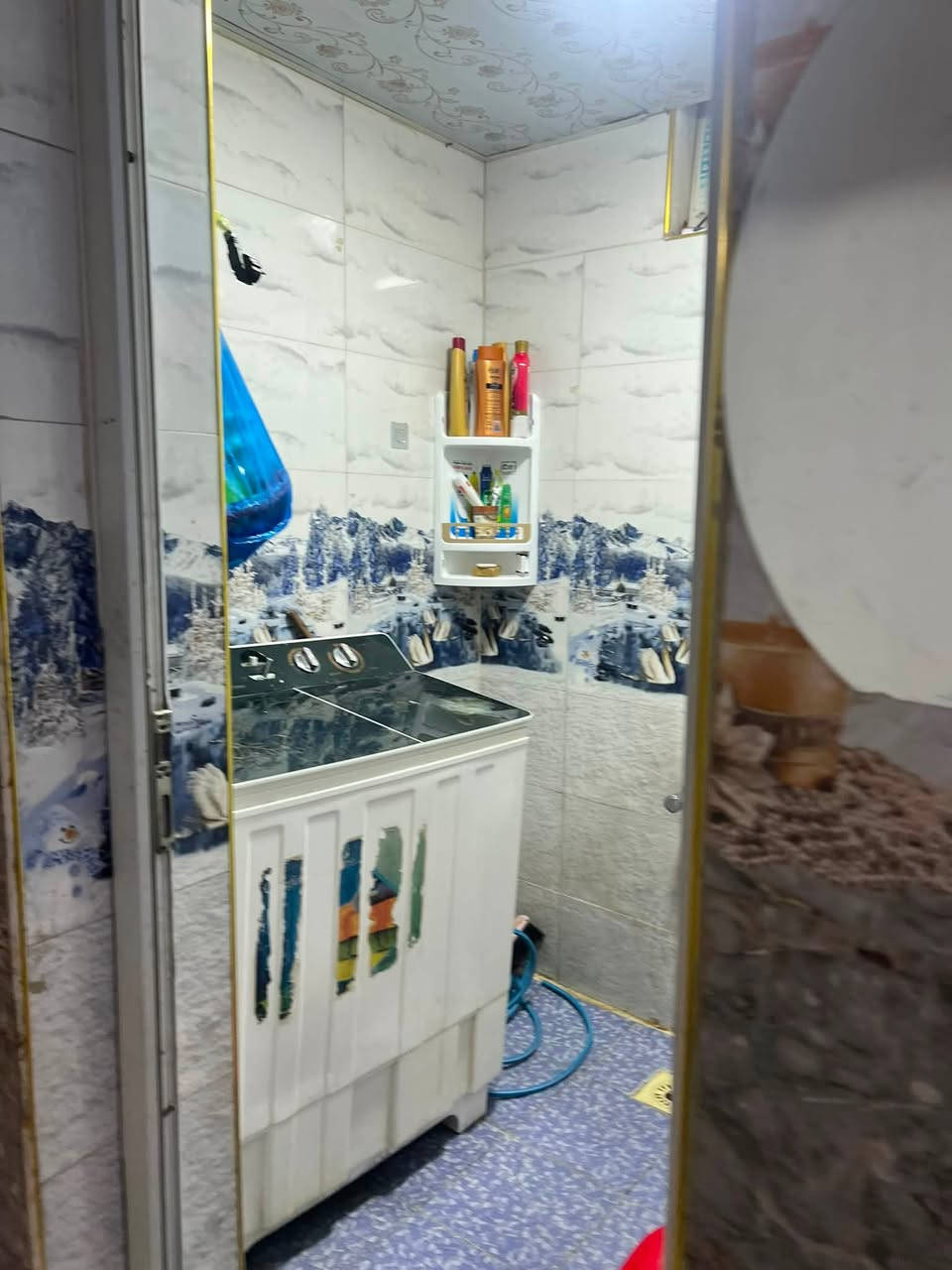 الدار للبيع مساحته ١٠٠متر طابق واحد العنوان بلديات ورا مضيف السواعد والي يريد يعرف اكثر هذا الرقم ***********
