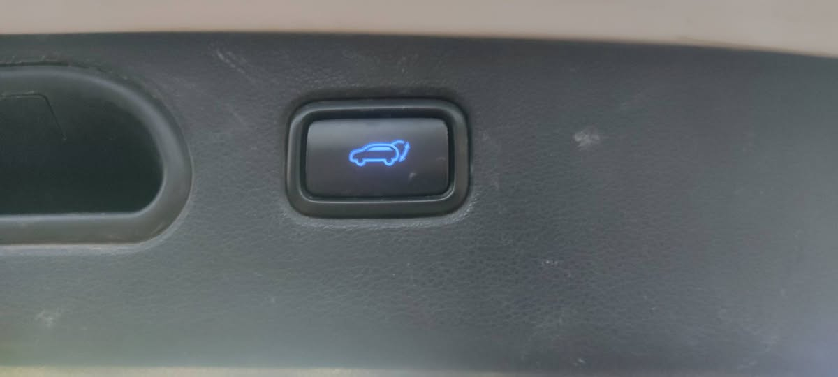 توسان 2017 للبيع فقط
وارد امريكي ضربتها بسيطه بس البنيد ومصلح عالبارد بدون تبديل
صور الحادث بالمنشور 
ايرباك استيرن فقط
السياره ماشيه 137 الف ميل
 السياره بصمه تشغيل وابواب
داخل السياره رصاصي مو اسود 
كشنات وارضيه مغلفه جلد 
تحكم ستيرن 
رادار نقطه عمياء 
 محرك 1600 تيربو 
 ويل كب 19    
كاميرا دوارة
 مقعد السائق كهرباء  
تدفئه بالكشنات
مثبت السرعة Cruise
 صندوق كهربائي
حساسات ضغط اطارات  
 نظام مانع الانزلاق
 نظام نزول المنحدرات
تبريد امامي وخلفي
وبعد بيها هواي مواصفات 
السياره كامله رقم انكليزي باسمي 
مكان السياره بالنجف
السعر 160 
***********
