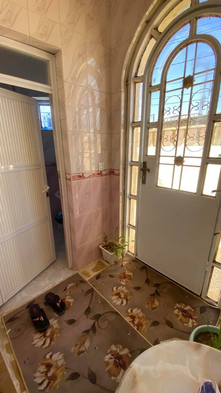 دار للبيع 300متر ركن بي وصل بلديه مقابل بانزيخانه بعويزه خلف المنيوم الجزيره شارع صبه يبعد عن الشارع العام 30متر طابق واحد غرفتين نوم واستقبال وهول واسع ومطبخ واسع  من ضمنهم الكاونترات وبيتونا اضافه للخدمات مع حديقه و2كراج واجهه حلان بيت نظيف ومرتب تفاصيل اكثر عالخاص السعر 125وبي مجال***********  وتحياتي لكم
