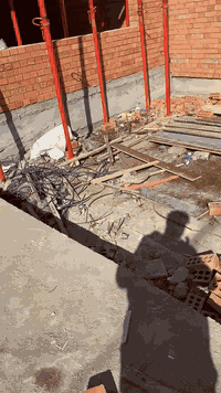 من الخشبة…
نرسم أساس البيت 🏠
ومن الدقة…
نصنع الأمان ✨

نجارة قوالب البناء
مو بس شغل خشب
هذا شغل ثقة
وشغل عمر 💪

إذا الأساس مضبوط
البيت يعيش سنين 🔨🧱
محمد النجار
***********

اختياري – سطر أقوى للنهاية:

شغلنا يبان من أول صبّة �
