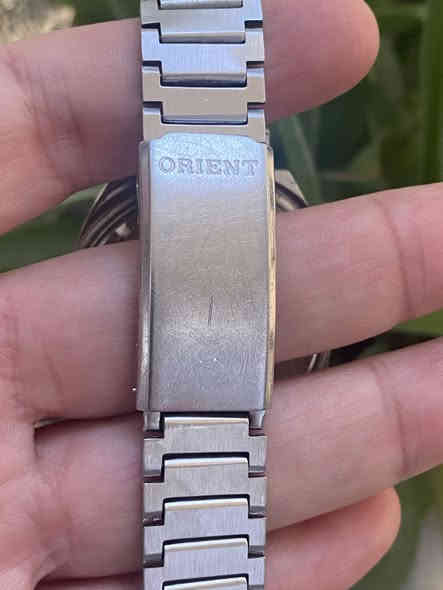 السلام عليكم 
من اجمل اصدارات اورينت 
اورينت دولي 
انتاج ١٩٧٩
مينا مميزة جداً 
نظافة تامة كالجديد
تعمل بكفاءة عالية 
ستانلس ستيل بالكامل
مقاومة للماء 
القطر ٤٣
السعر ١٥٠  الف 
يوجد توصيل لجميع المحافظات 
***********
