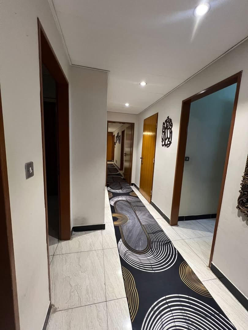 ‏سلام عليكم عندي شقة للبيع عمارات الألماني المساحة 160 متر ثلاثة غرف نوم طابق الأول عمارة )45￼ ￼ السعر ￼280 ميلون للاتصال ***********￼
