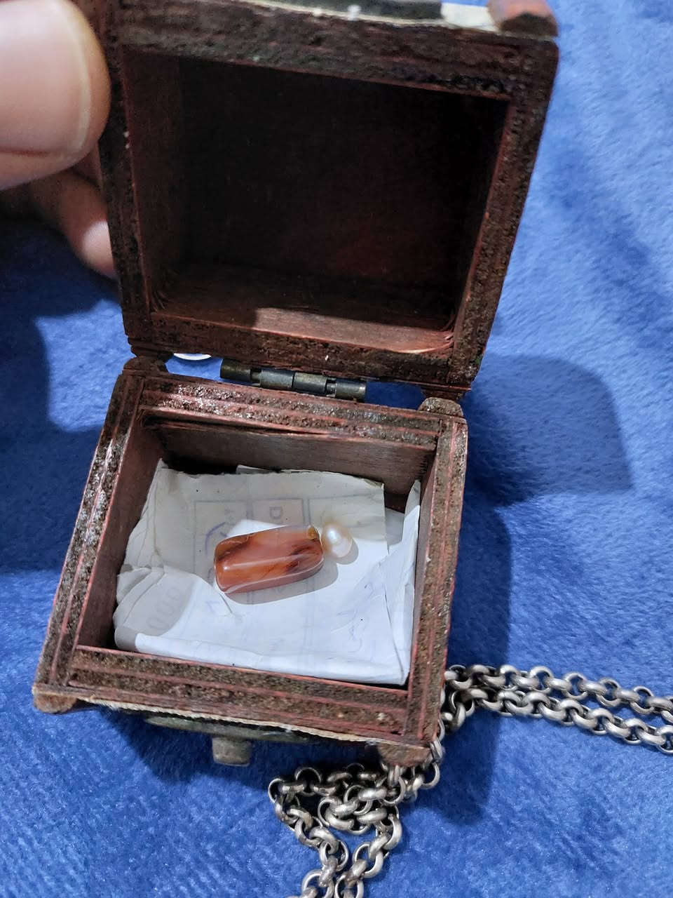 السلام عليكم ورحمة الله وبركاته
اخوان هايه حجرة عقيق انطتنياهه الحجيه من زمان واني مو لباس فضيات 
الحجره جايبتها من المدينه المنوره سنة ١٩٨٠ 
وياهه قلادات فضه همات قديمات 
واحد ثقيل وواحد خفيف كارديني ايطالي وياهن مداليات مالتهن 
للتقييم والبيع


**إذا كنت صاحب هذا الإعلان وتريد حذفه لأي سبب، رجاءا أرسل رسالة إلى الدعم الفني**