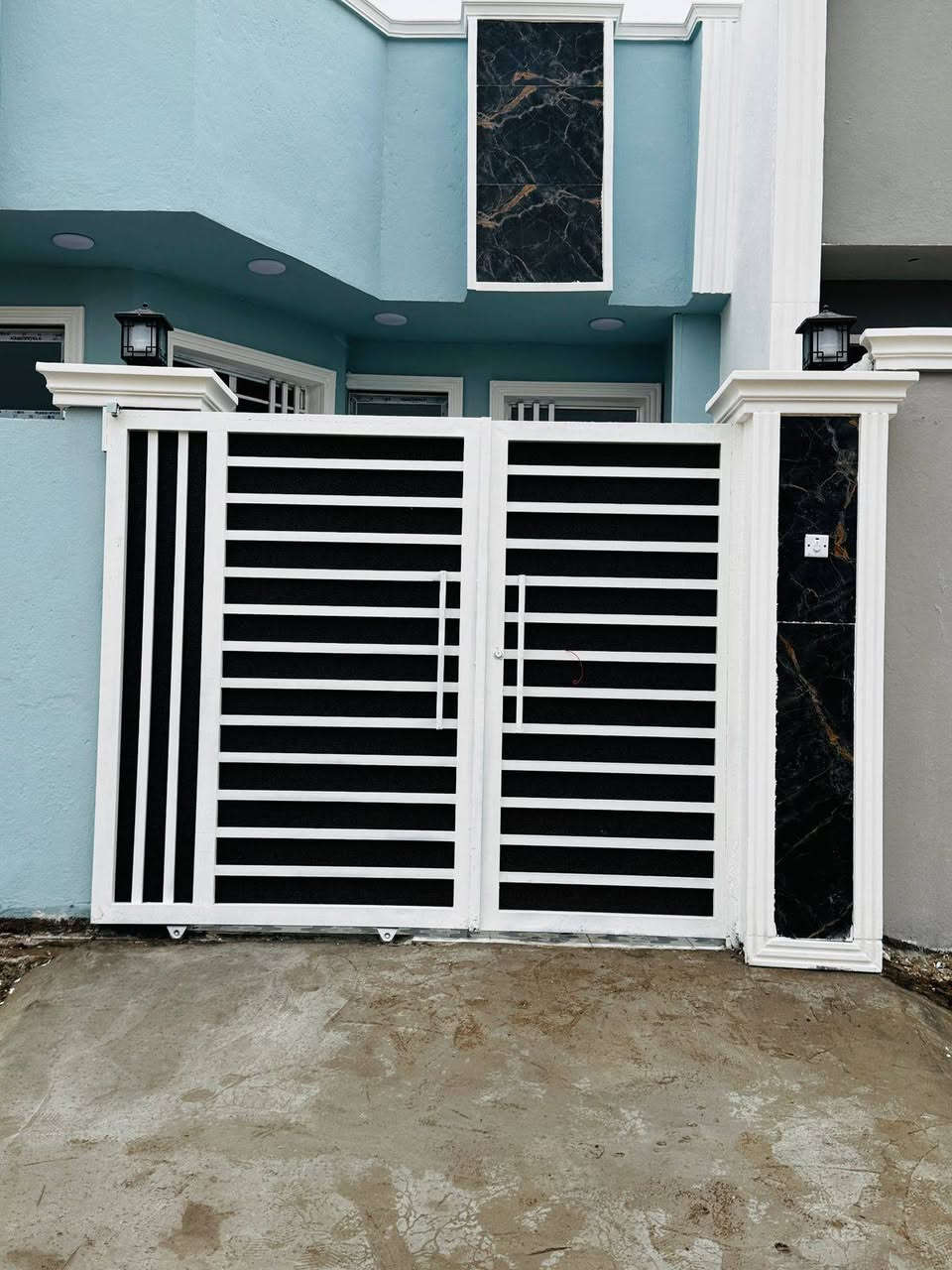 مشتملات عدد 2بناء حديث غير مسكون مساحت الواحد 130متر لواحد يحتوي علا غرفتين نوم وصاله واستقبال ومطبخ وصحيات داخليه وخارجيه العنوان كوت حي الحكيم نزلت الوائليه يبعدن عن الصب 40متر لسعر. سعر الواحد 48للستفسار ***********
