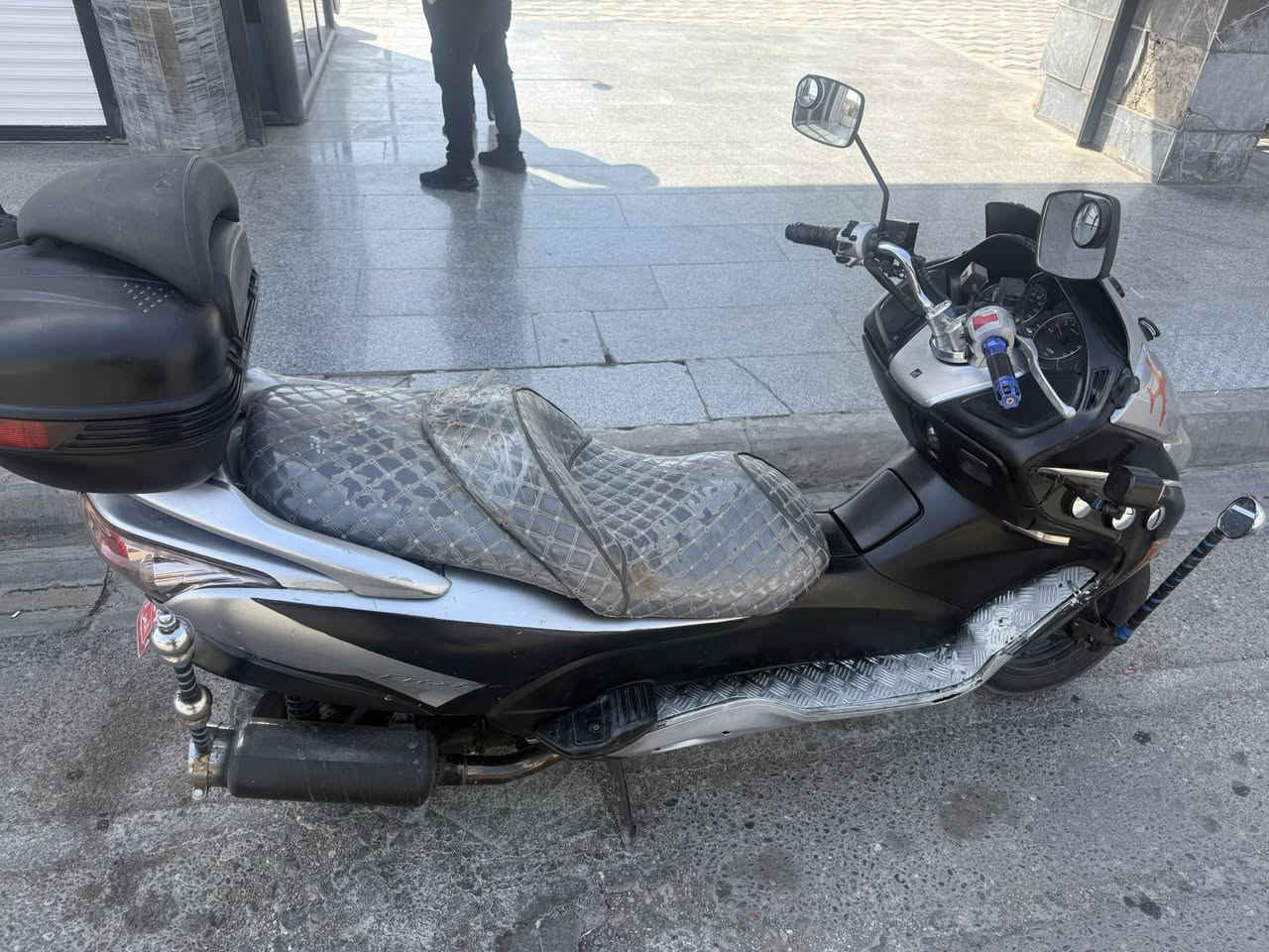 سلام عليكم
دراجة فورزة
0'9
نگره سلف مكينه شرط 
لايت وبگ لايت كرستال 
گزوز رياضي 
دراجه كامله ما بيه نقص 
ولشراي يتصل سعر مناسب  
***********
***********
