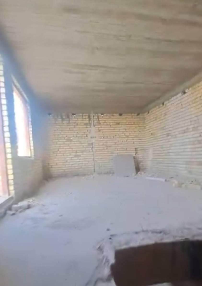 بيت زراعي طابقين وطابق ثالث مخزن  سوك الشيوخ منطقة خنيطله له طرق 2 هذا البيت 

طريق الأول من جه كراج الموحد 

طريق ثاني على ام عواد جوايه على شط شارع الحمداني

 منطقة سكنيه كهرباء وماء امامك باصوره واضحه ومجاري 
شارع 11م 

البناء طابوك السقف كونكريت درجة اولى 

يتكون من.. غرفة 6 وهول ومطبخ حار وبارد وديوانيه 
مساحه 200م 

تاسيس ماء ومجاري وكهرباء كامله نقص بس لبخ وارضيه 

السعر 133مليون بيه مجال قليل جداً 

نستقبل كافه العروض سوك الشيوخ وكرمه بني سعيد كافه زراعي وطابو صرف 

مراسله الصفحه او الاتصال على الرقم التالي ***********
***********

