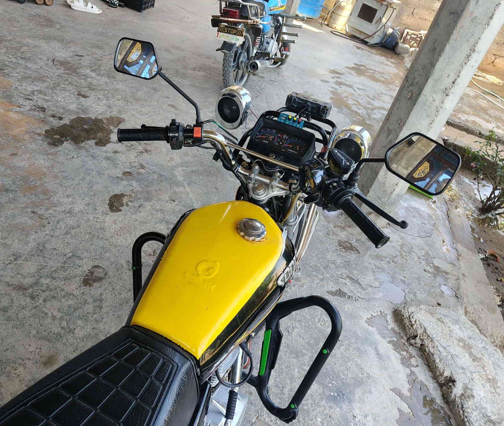 السلام عليكم. 
سيفان للبيع موديل 23نضافه فول.
محرك مفتوح بس شرط نعومه وعزم فولل. كهربائيات كلها شغاله. محرك وياله شاصي مكفول منل ويل للويل موطور مال جناي مامتعوب. السعر خاص او هـ. ***********.مكان بيجي
