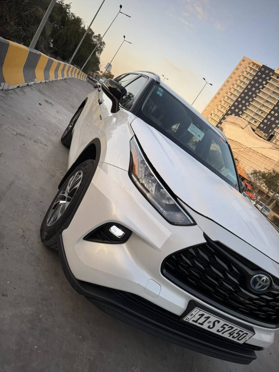 السلام عليكم تيوتا هايلندر موديل 22خليجي مكفوله من الصبغ والتبديل هايبرد شركة عبد اللطيف جميل فول ماعده الفتحه ماشيه 64 الف السعر 33 الف $ غير متواجد على الفيس الاتصال على *********** بغداد الاعظمية
