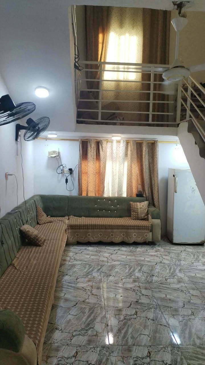 سلام عليكم بيت مساحة 200 متر 10*20 حي الامين بشارع السادة الفؤاديين كافة الخدمات ماء ومجاري وكهرباء وتبليط سعره 37 مع الاثاث بيع مستعجل 
 
علما تأسيس ماء ومجاري وكهرباء كله جديد وبناء مجمع صحيات جديد 
***********
