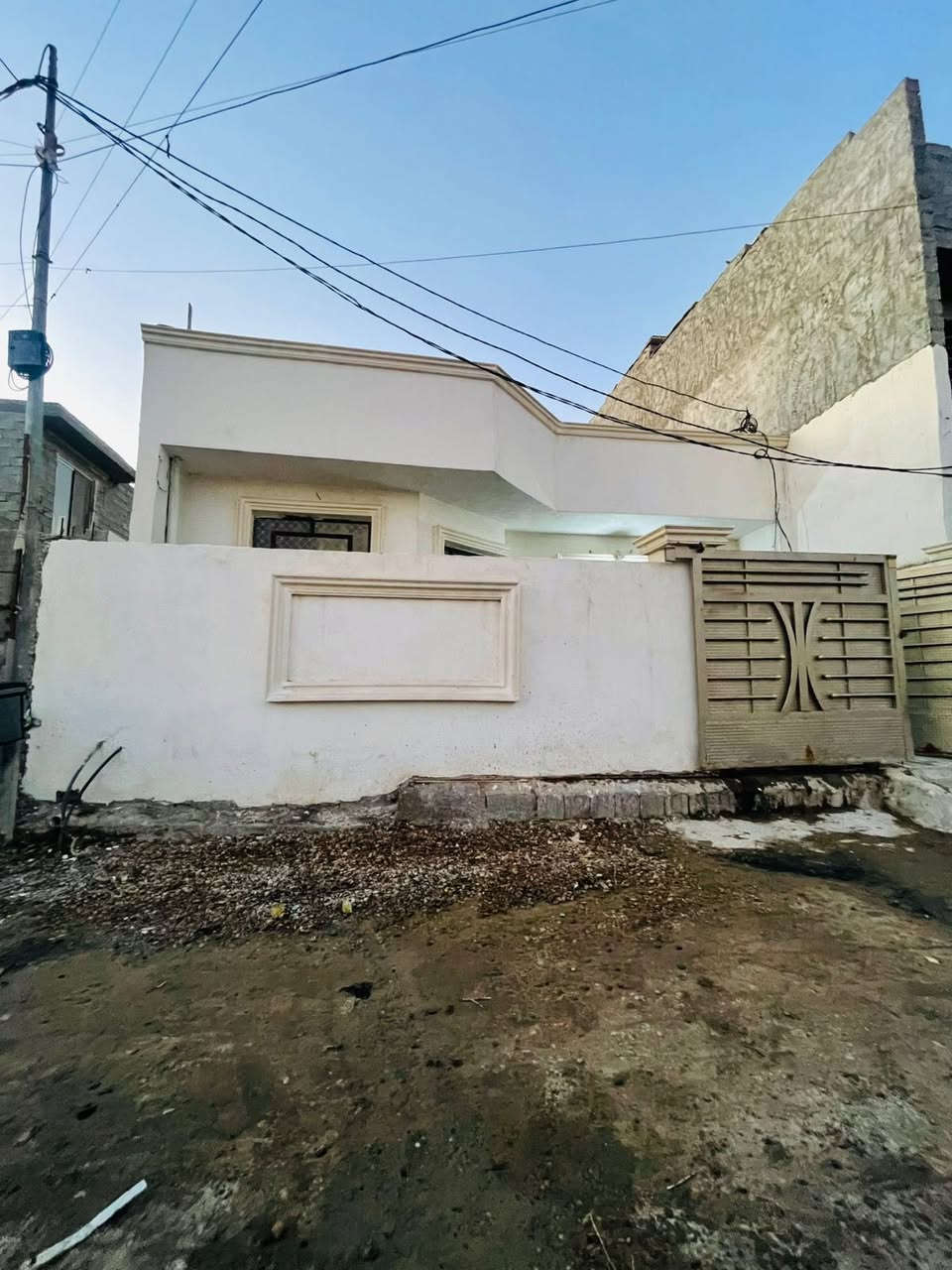 سلام عليكم للبيع دار مساحه 153 واجه 9 وربع ونزال 17 يحتوي ع  2 منام 4 ×4  مطبخ 5 ×3ونص صاله 5×4 صحن كبير الدار متكامل من كلشي بناء 2024  كاشي سيراميك اشتايكر ماء كهرباء كامل واجهز لسكن الدار طابوزراعي سند 25 اقرار محكمه وكاله بسم المشتري عنوان بغداد الكرخ دوانم قرب الشرطه الخامسه 
***********
